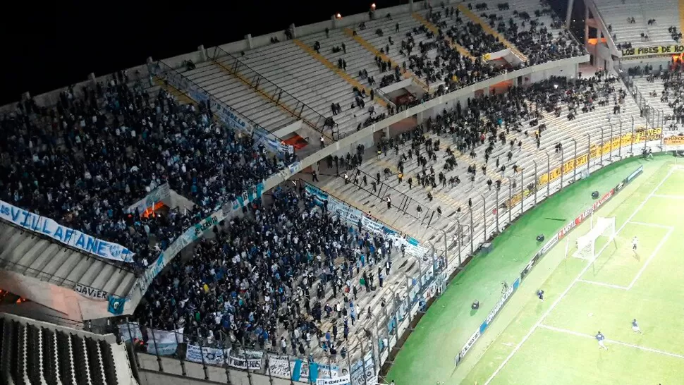 Llená la cancha la p..., les cantaron los Decanos a los hinchas de Peñarol