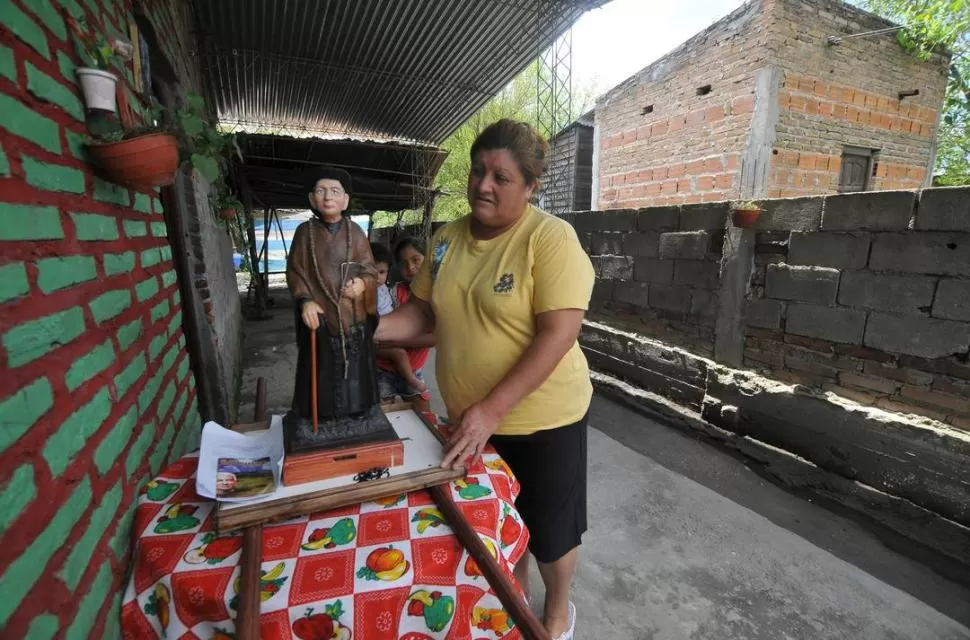 RECORRIENDO LAS CASAS. Una imagen del Cura Brochero peregrina por las familias de La Trinidad. Nelly Julia Aguirre la recibió en su vivienda. LA GACETA / FOTOS DE OSVALDO RIPOLL.-