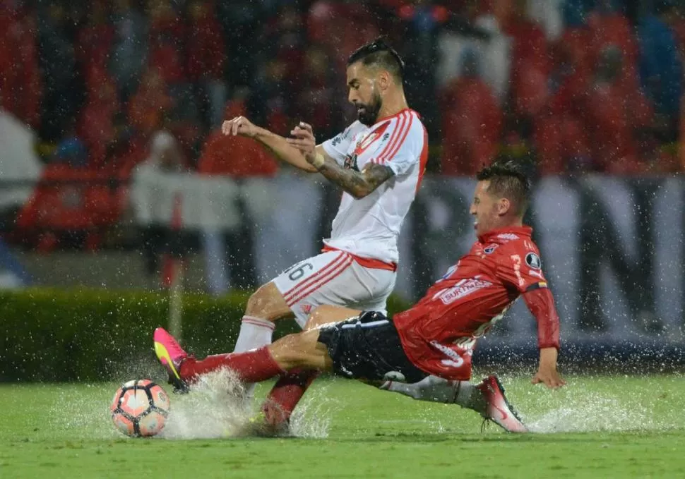 A TODO O NADA. Ariel Rojas, la figura, se anticipa a un defensor colombiano. telam 