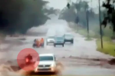 Video: así se cayó el motociclista arrastrado por el agua en Villa Carmela