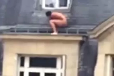 Video: se escondió desnudo en el techo para que no lo descubra el esposo de su amante