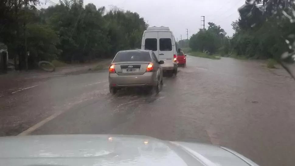 CON PRECAUCIÓN. Así debieron circular los autos en La Invernada. 