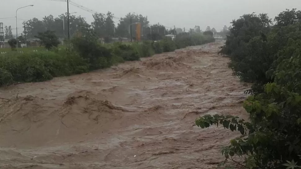 CANAL NORTE. Como un río furioso, así lució el curso de agua. 