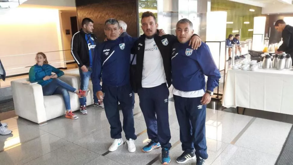 TODOS JUNTOS EN URUGUAY. Usandivares, Muñoz y Cortez posan abrazados en el lobby del hotel Hilton, de Montevideo, en la previa del partido jugado anoche ante Peñarol. la gaceta / foto de juan manuel montero (enviado especial)