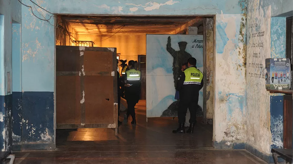 DELFÍN GALLO. Por este pasillo salió Peralta para abandonar la comisaría. ARCHIVO LA GACETA / FOTO DE JOSÉ NUNO