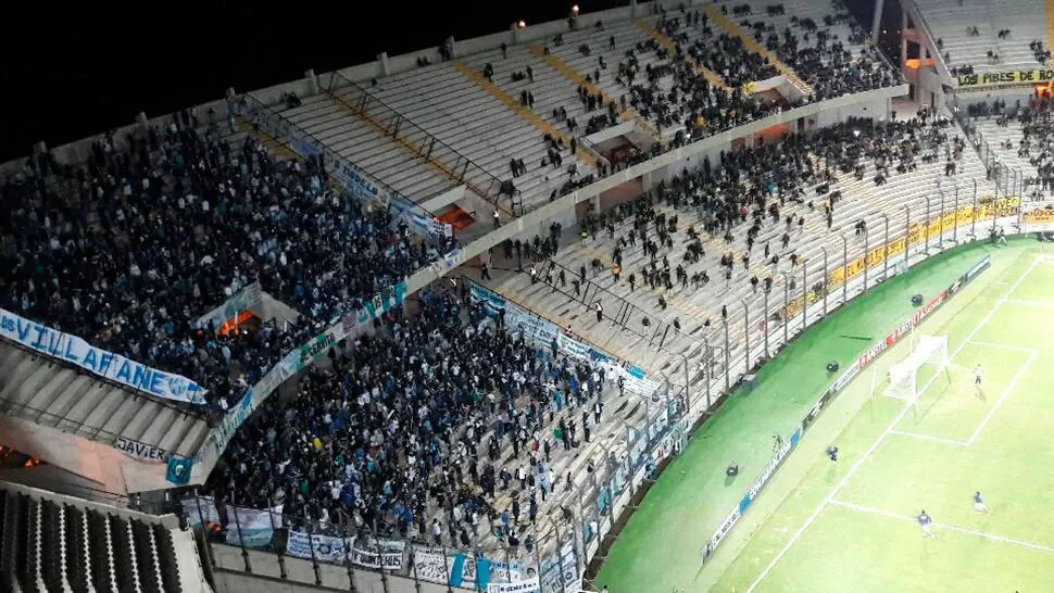 EN EL CAMPEÓN DEL SIGLO. La hinchada de Atlético copó el sector del estadio que le habían destinado. LA GACETA / EDU RUIZ