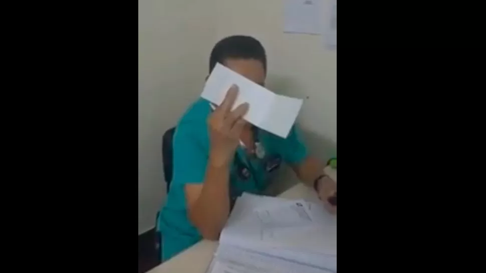 Fue a la guardia por un dolor de garganta y el médico le manoseó todo el cuerpo