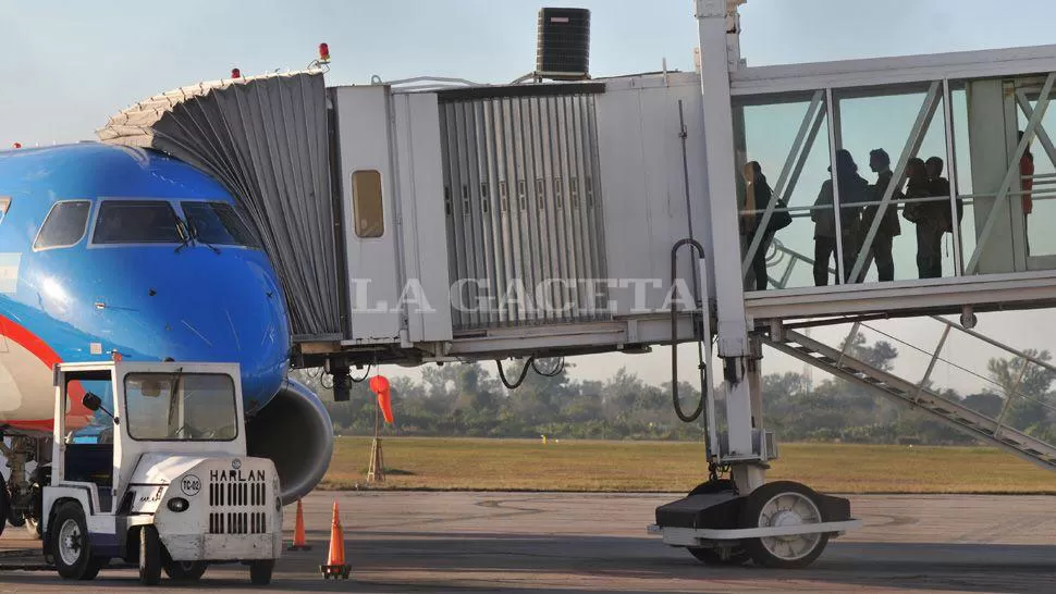 EN LA PISTA. Pasajeros, a punto de abordar un avión de Austral. LA GACETA / JORGE OLMOS SGROSSO