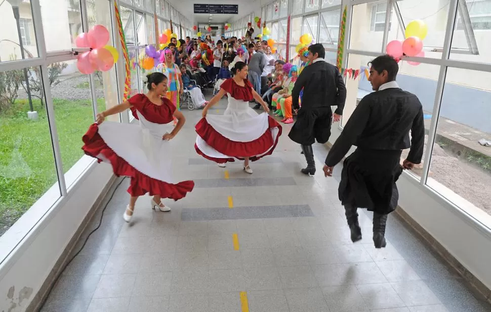 MÚSICA Y COLOR. Integrantes de una academia bailan folclore para los pacientes en uno de los pasillos traseros. LA GACETA / FOTOS DE FRANCO VERA.-