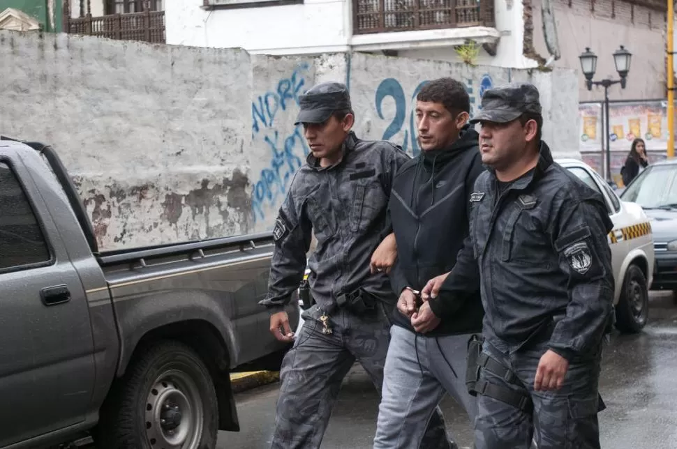 MAÑANA AGITADA. El acusado fue notificado en los Tribunales Federales y trasladado nuevamente a Villa Urquiza.  la gaceta / foto de DIEGO ARáOZ