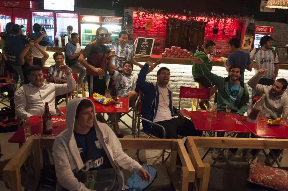 NO VALE BAJONEARSE. A Atlético todavía le queda camino para andar en la Copa y los hinchas no pararán de gozar, sufrir y emocionarse en cada presentación. la gaceta / fotos de adrián lugones 