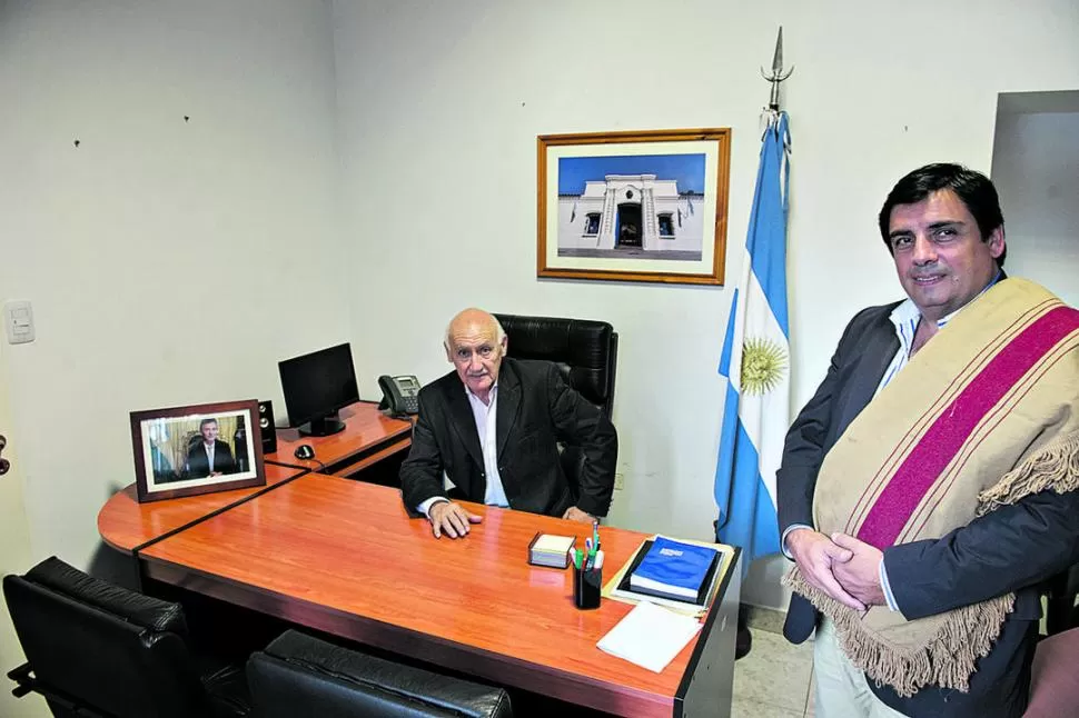 DETALLES. Monayer y el historiador Posse repasaron la agenda de eventos. la gaceta / FOTO DE JORGE OLMOS SGROSSO