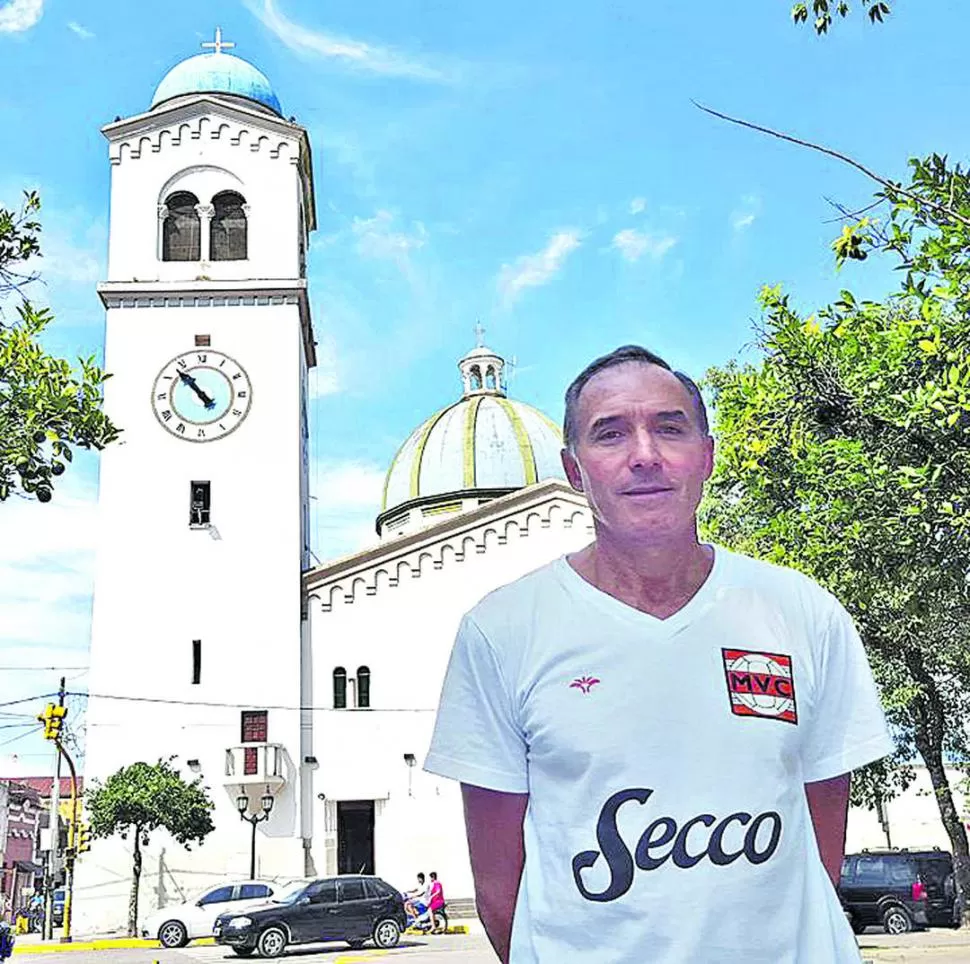 DEL PUEBLO. Grossi es un monterizo más. La Iglesia Nuestra Señora del Rosario es uno de los emblemas de la ciudad. prensa monteros voley