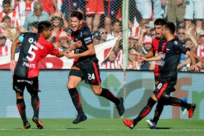 Colón derrotó por 2-0 a Unión y se quedó con el clásico santafecino