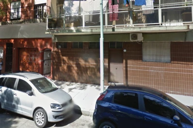 Detienen a un hombre que arrojaba botellas de vidrio desde una terraza