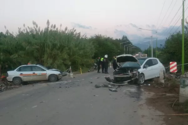 Debido a la tormenta, la calzada se achicó y dos autos chocaron de frente en Tafí Viejo