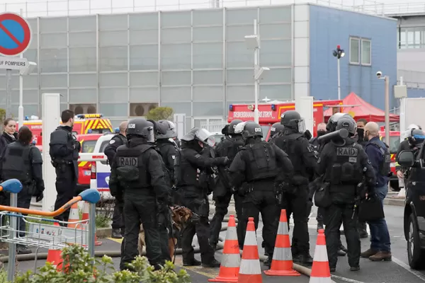 Difunden una foto de cómo quedó el atacante de Orly tras ser abatido por la Policía