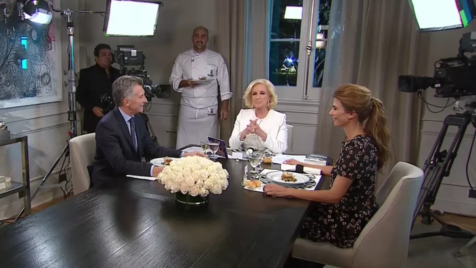 MIRTHA LEGRAND, MAURICIO MACRI Y JULIANA AWADA. FOTO TOMADA DE TWITTER