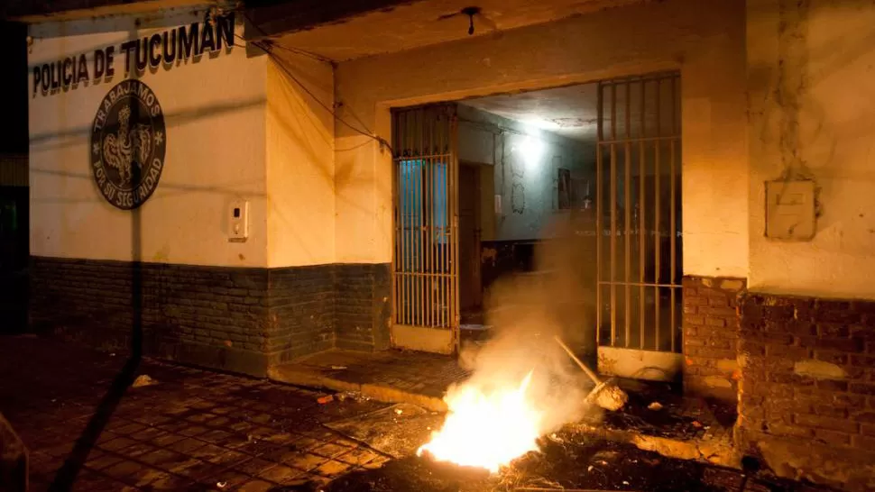 PROTESTA. Vecinos de Delfín Gallo atacaron la comisaría cuando se enteraron del caso. 