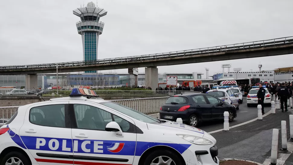 Tensión en el aeropuerto París-Orly: matan a un hombre después de robarle el arma a un militar