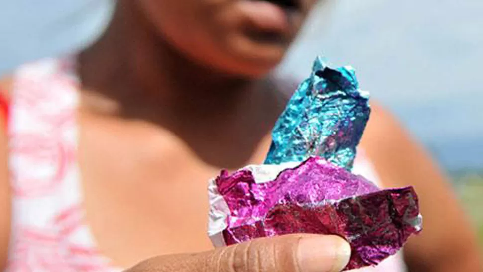 PACO. Los papelitos de colores en los que se envuelve la droga. ARCHIVO