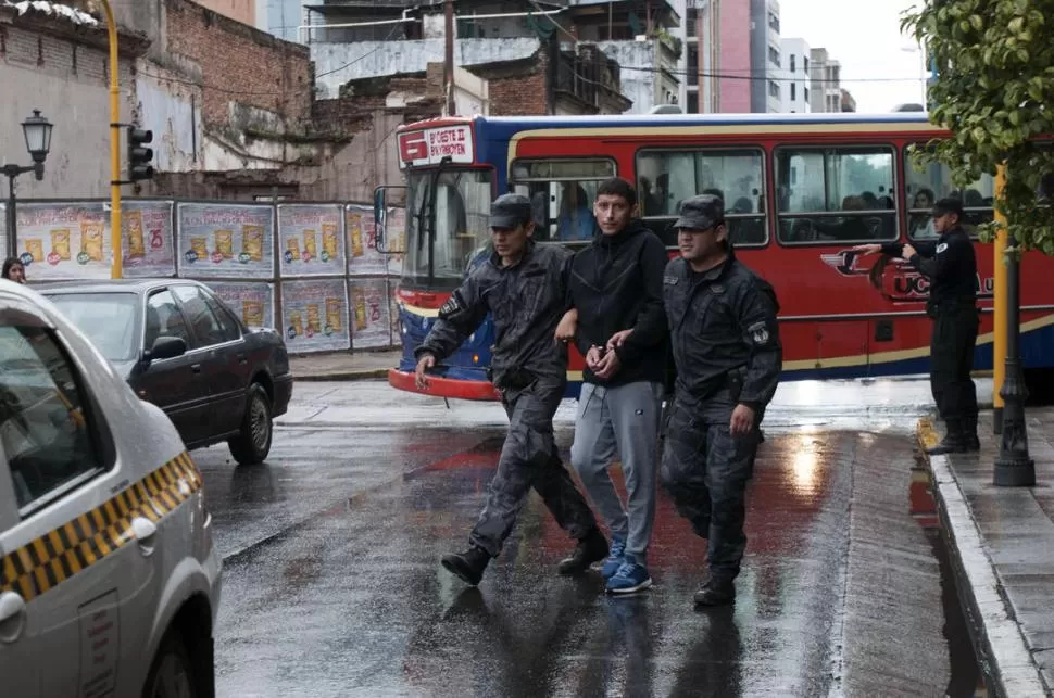 “PICO” EN TRIBUNALES. Dos efectivos lo custodiaron hasta el penal de Villa Urquiza luego de su declaración. la gaceta / foto de diego aráoz