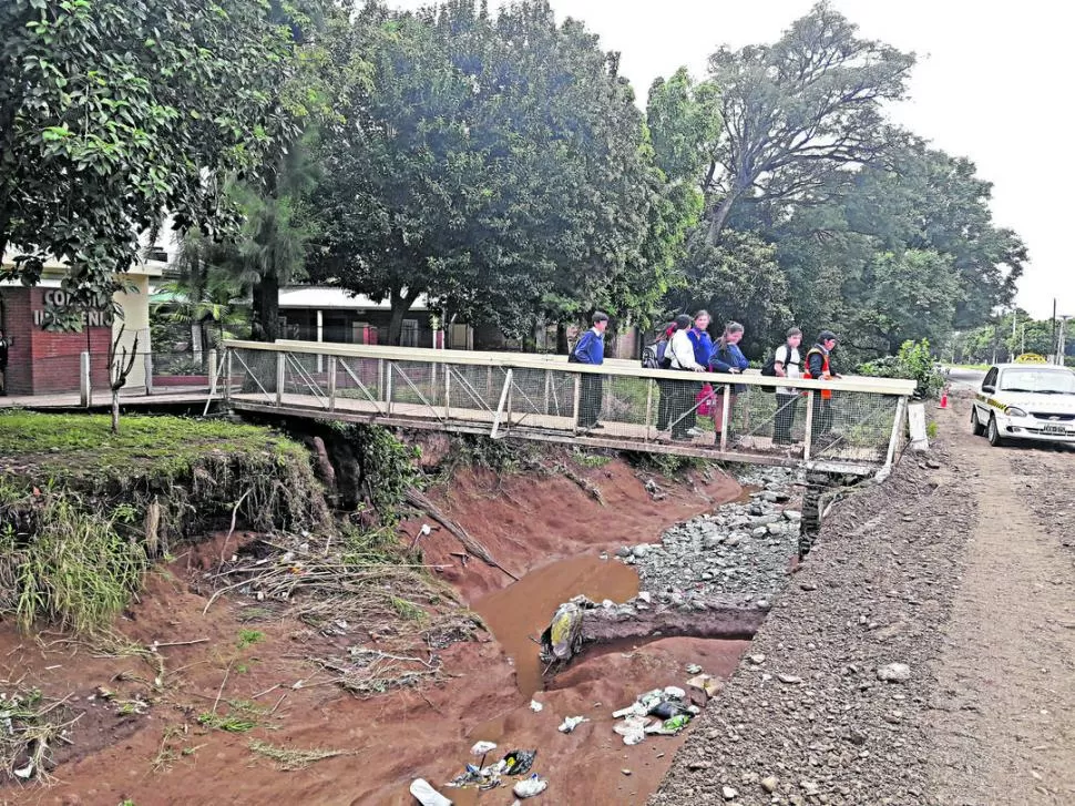 CRUCE PELIGROSO. Esta pasarela une la ruta con un colegio de Villa Carmela. Por debajo corre un canal. LA GACETA / FOTO DE LUIS CAZZULLO.-  