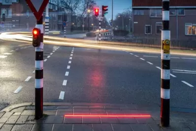 Para los que no sueltan el celular: en Rosario inaugurarán el primer semáforo de piso del país