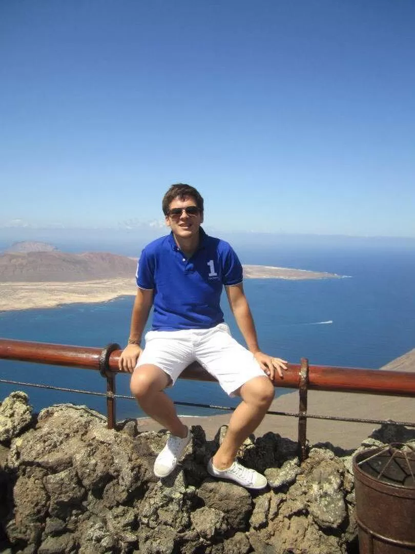 - Ezequiel Martínez Spamer tiene 32 años. Es médico por la Universidad Nacional de Tucumán y actualmente ejerce como médico residente en el Complejo Hospitalario Hospital Dr. Negrín, ubicado en Las Palmas de Gran Canaria.-   
 