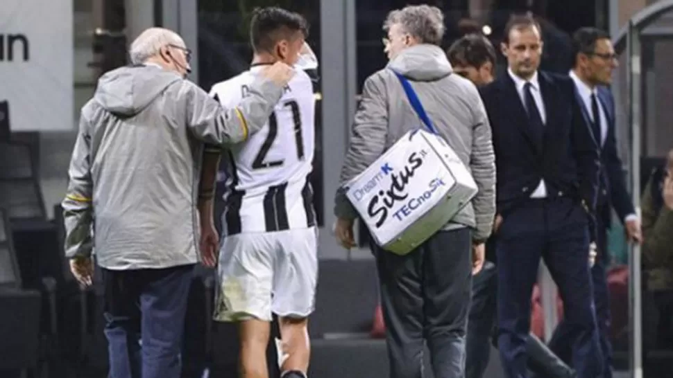 ASÍ SE RETIRABA DE LA CANCHA. El delantero se lesionó a mitad del primer tiempo. FOTO TOMADA DE DIARIOUNO.COM.AR