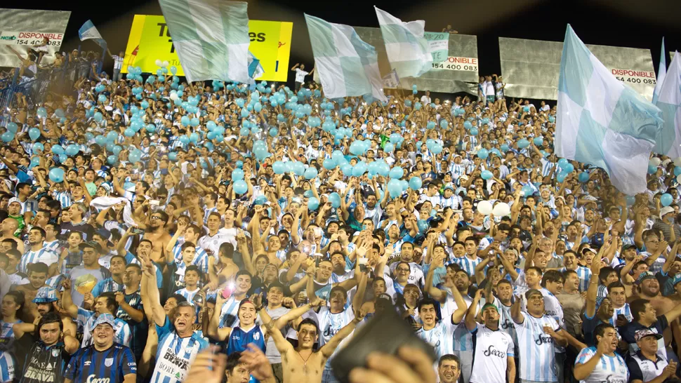 ESTADIO JOSÉ FIERRO. Hinchas en el encuentro con Palmeiras. LA GACETA/ ARCHIVO.