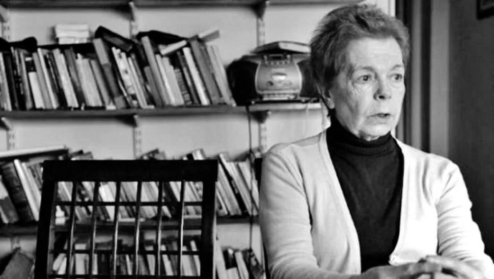 INDAGACIONES. El libro de Uhart reflexiona sobre la solidaridad y el silencio.  