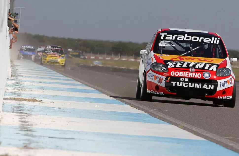 LOS DEMÁS, ATRÁS. El Fiat Palio de Pablo Ortega se mostró sólido en su andar a lo largo de las seis vueltas de la serie. BH FOTOS