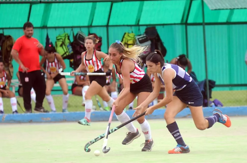 TRATANDO DE PARARLA. Marina Ferreyra (derecha), de Universitario, la heroína de la tarde, intenta superar a Camila Allier. la gaceta / foto de franco vera