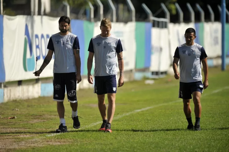 TRABAJO LIVIANO. Lucchetti y Menéndez caminan alrededor de la cancha principal del complejo durante la práctica de ayer. la gaceta / foto de Inés Quinteros Orio