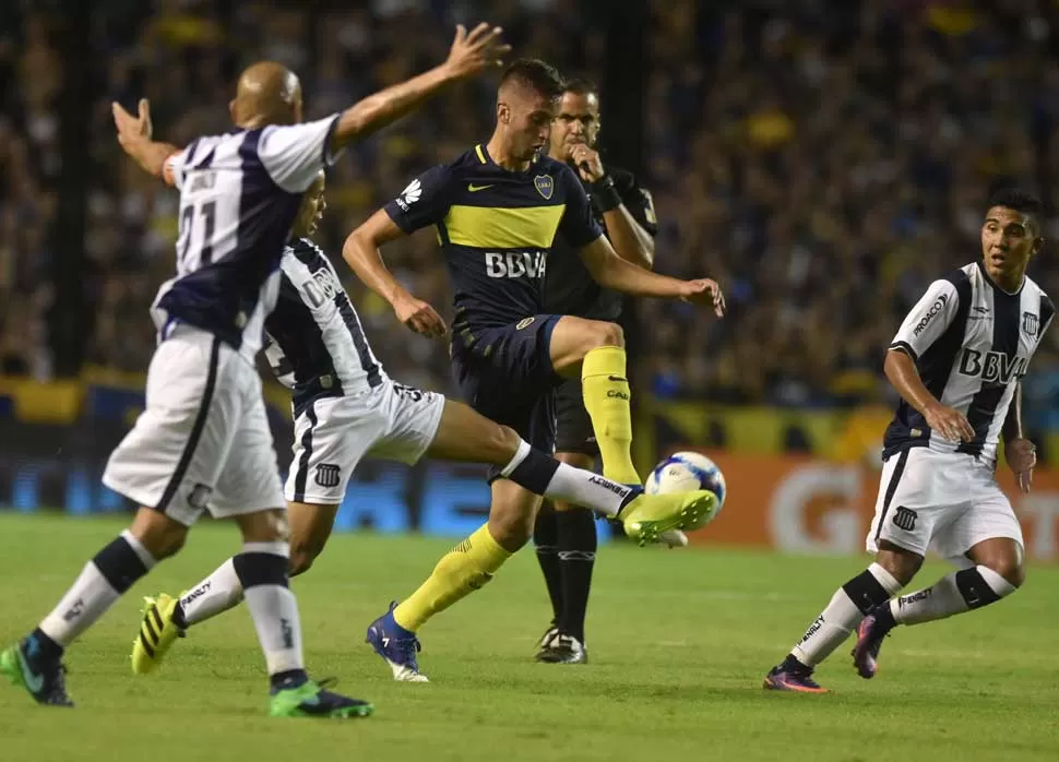 BATALLA. Las acciones de mayor vértigo entre Boca y Talleres se dieron en la mitad de la cancha de La Bombonera. DyN