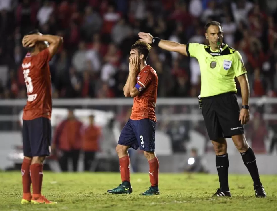 EL FINAL. Trucco señala la mitad de la cancha mientras Tagliafico se toma el rostro por la oportunidad salvada por Ardente.  fotos de telam