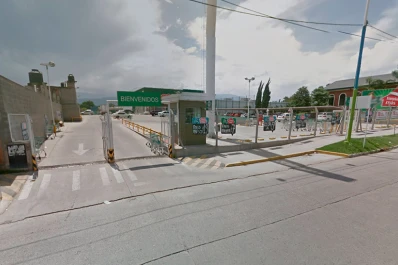 Le pegó una trompada y le mordió el brazo a una mujer policía