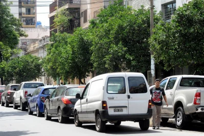 El Municipio insistirá para que no se estacione en doble fila en las escuelas