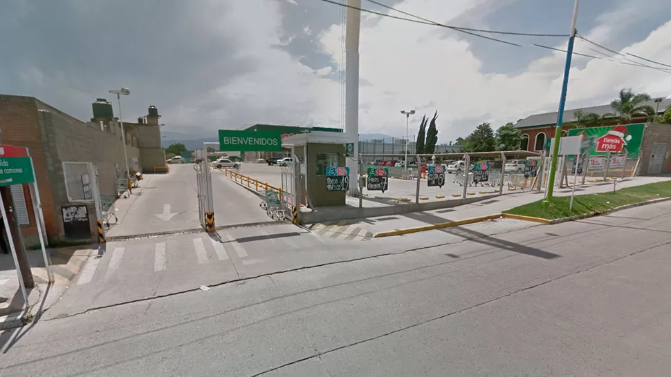 Le pegó una trompada y le mordió el brazo a una mujer policía