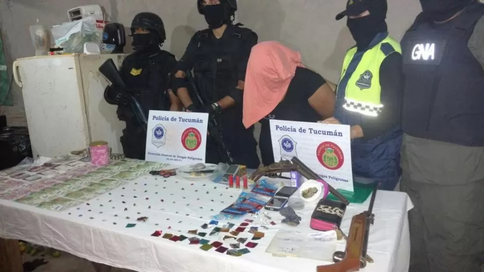 ATRAPADA. La mujer estaba rallando cocaína cuando llegaron los efectivos.  