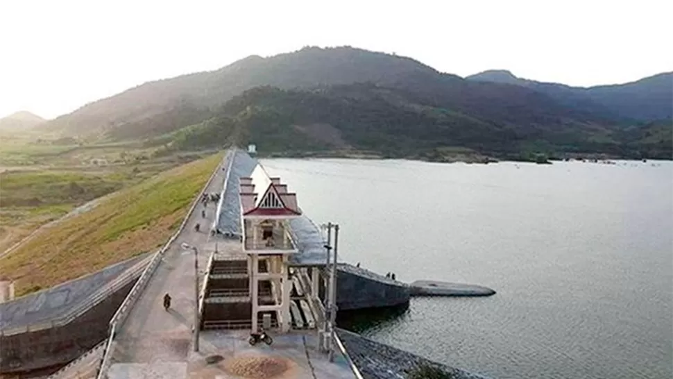 PRESA. Los borrachos se filtraron y abrieron una válvula. FOTO TOMADA DE ENGLISH.VIETNAMNET.VN