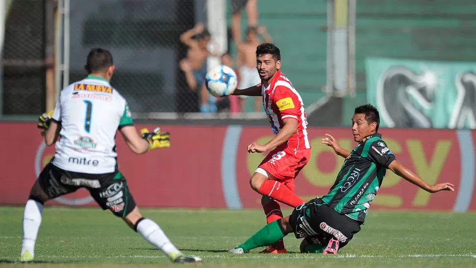 CON LAS MANOS VACÍAS. San Martín volvió a perder a pesar de manejar la pelota y el partido. ESPECIAL PARA LA GACETA / FOTO DE MATÍAS NÁPOLI ESCALERO