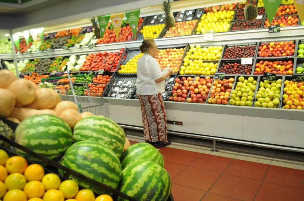 VALORES ABUSIVOS. Según la CAME, los consumidores siguen pagando en la góndola precios muy altos. la gaceta / foto de franco vera