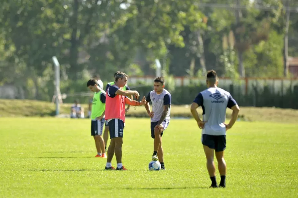 CAMBIO. Méndez siguió entrenándose como con Azconzábal pero la llegada de Lavallén, que en la foto le habla al mendocino, le dio más minutos en cancha.  la gaceta / FOTO DE Inés Quinteros Orio