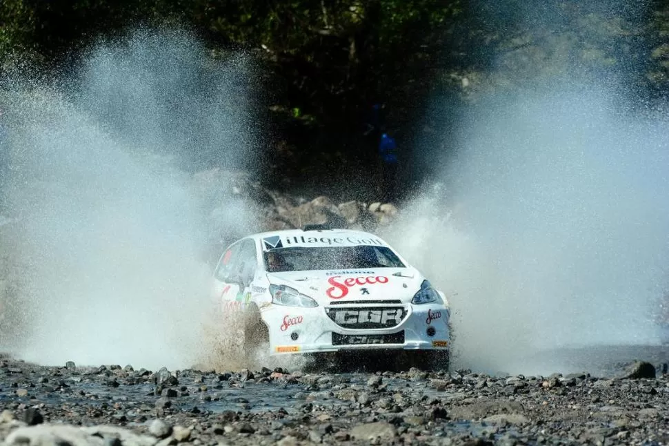 RÁPIDO Y SEGURO. El Peugeot 208 de Tomás García Hamilton en pleno paso por un río. Piloto y máquina se hermanaron y concretaron una óptima segunda etapa. foto de daniel ramonell