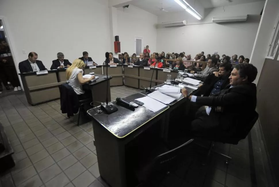 EN LOS PALCOS. Docentes de la escuela municipal de Concepción esperaron en vano en el recinto escuchar al secretario de Gobierno local. la gaceta / foto de osvaldo ripoll 