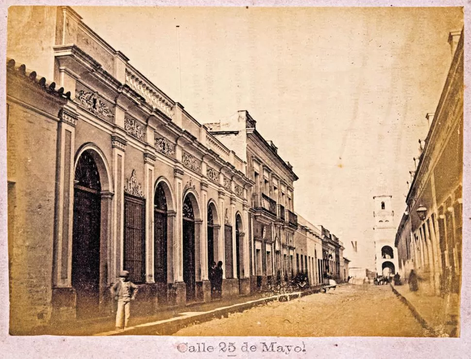 LA CALLE 25 DE MAYO. Así se veía la segunda cuadra, en los tiempos de Paul Groussac y su “Fruto vedado”. 