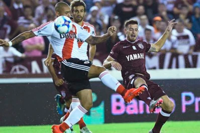 River se lo dio vuelta a Lanús y mantiene la esperanza