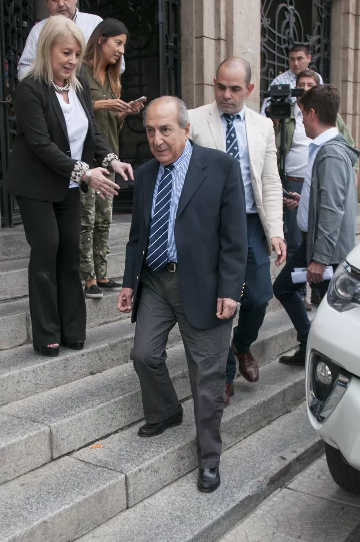 FINAL DEL ENCUENTRO. El titular de la Corte se va de Casa de Gobierno.  LA GACETA / FOTO DE DIEGO ARÁOZ